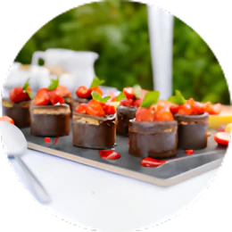 Desserts aux fraises présentés sur un buffet d’entreprise