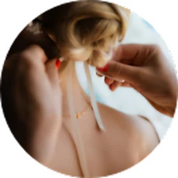 Préparation de la coiffure d’une mariée
